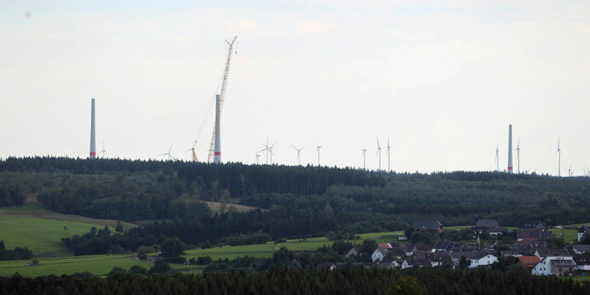 Weithin sichtbar sind die Stümpfe der Windräder im Windpark Dahlem IV, die vorerst nicht weitergebaut werden können.