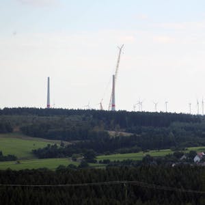 Weithin sichtbar sind die Stümpfe der Windräder im Windpark Dahlem IV, die vorerst nicht weitergebaut werden können.