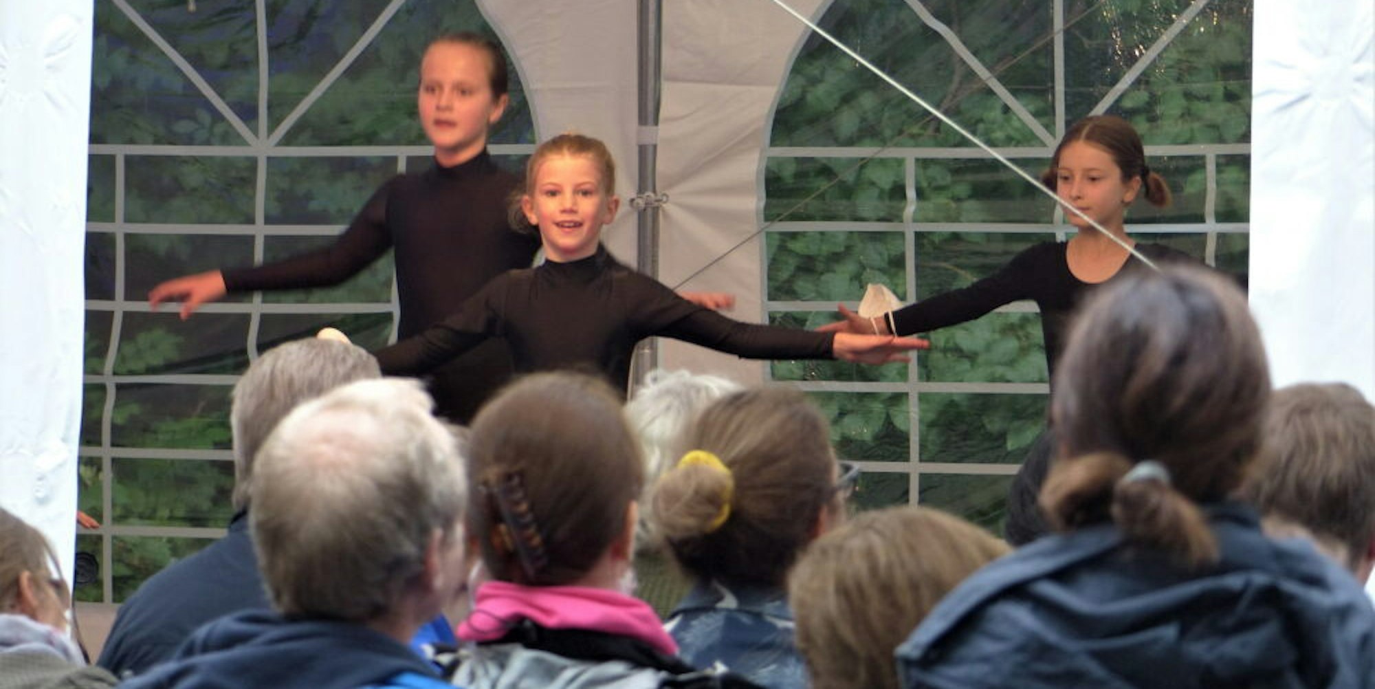 In der Tanzschule von Sabine Odenthal wird wieder getanzt. Die Aufführung fanden im Studio-Garten statt und lockte zahlreiche Besucher an.