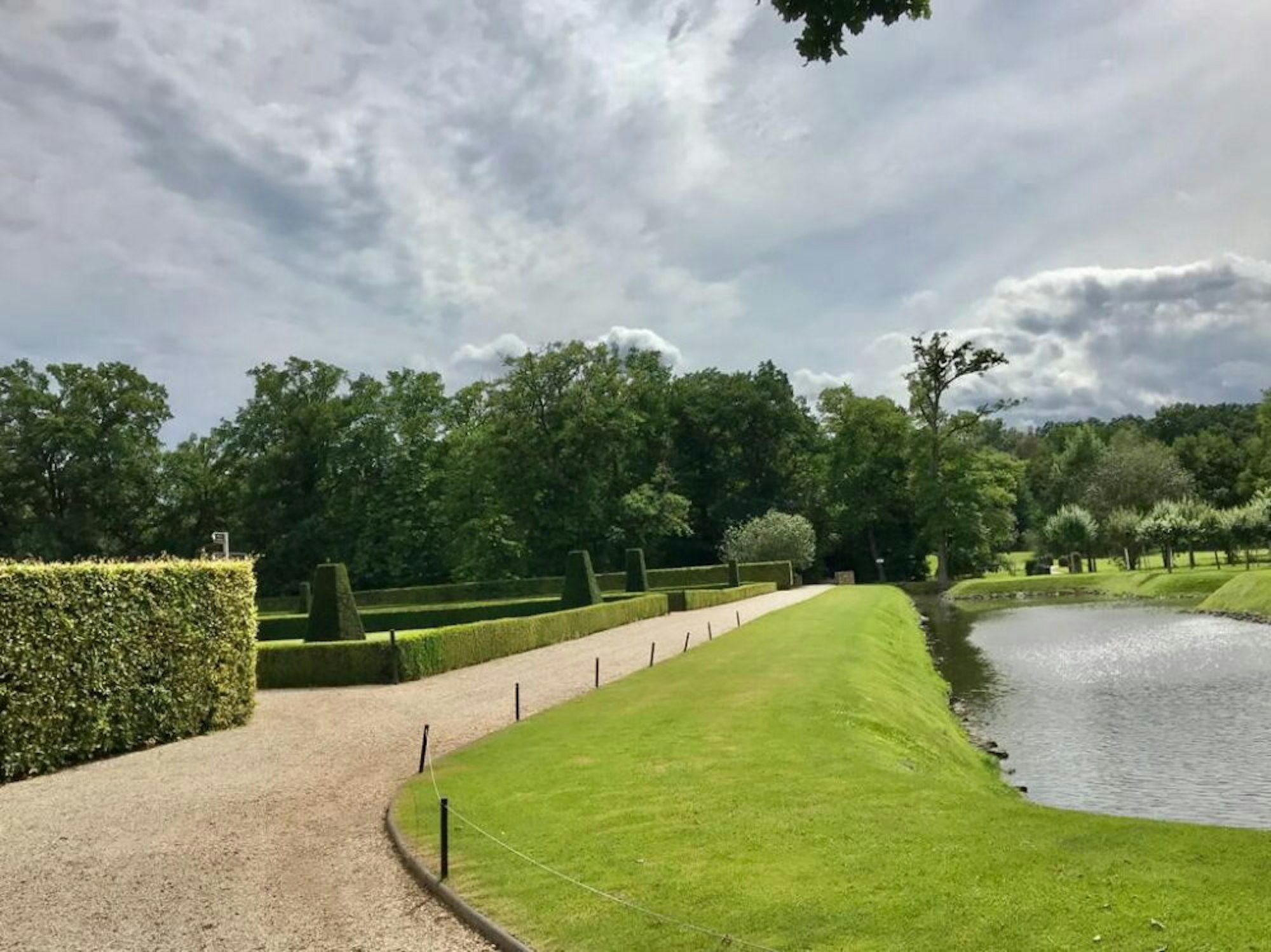 Die Gräben und den Park legte der Poppelsdorfer Hofgärtner Johann Cunibert Lenné an, der Großvater des königlich-preußischen Gartenbaudirektors Peter Joseph Lenné.