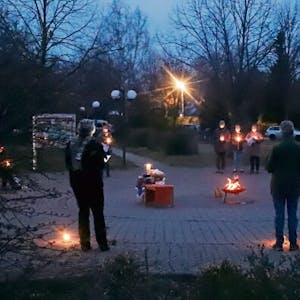 Mit großem Abstand zu einander standen die Gläubigen mit ihren Kerzen um die kleine Schale mit dem Feuer, um gemeinsam den Tag zu begrüßen.