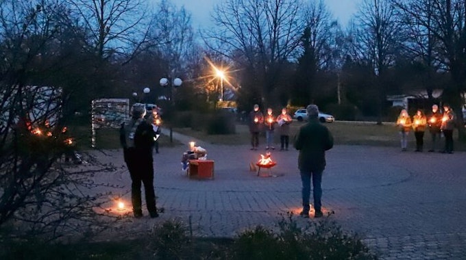 Mit großem Abstand zu einander standen die Gläubigen mit ihren Kerzen um die kleine Schale mit dem Feuer, um gemeinsam den Tag zu begrüßen.