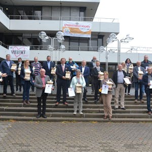 Vertreter aus 24 Ortschaften durften bei der Siegerehrung des Kreiswettbewerbes „Unser Dorf hat Zukunft“ am Samstag ihre Preise von Landrat Günter Rosenke entgegennehmen.