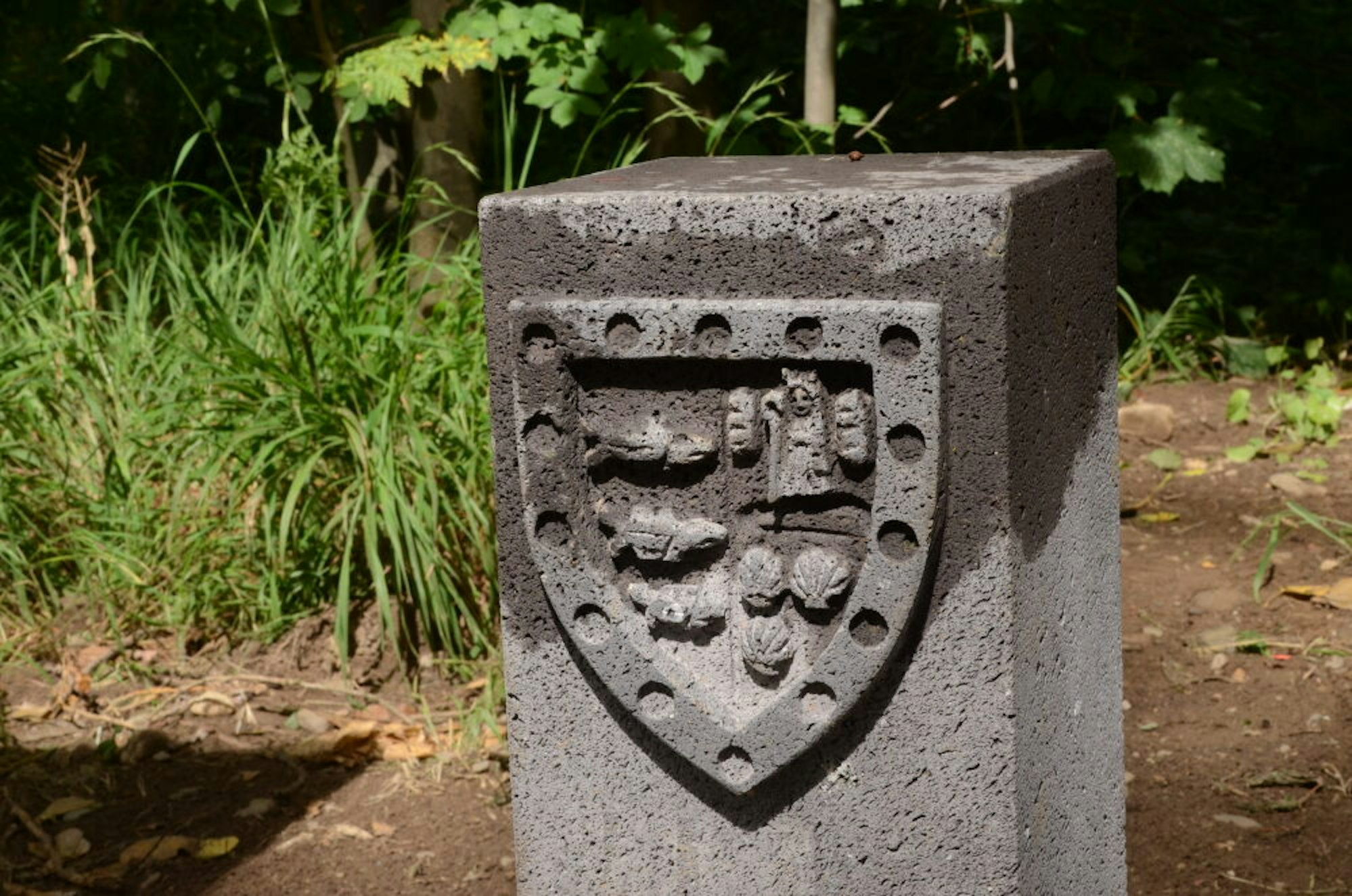 In Stein gemeißelt ist das Wappen der Bruderschaft.