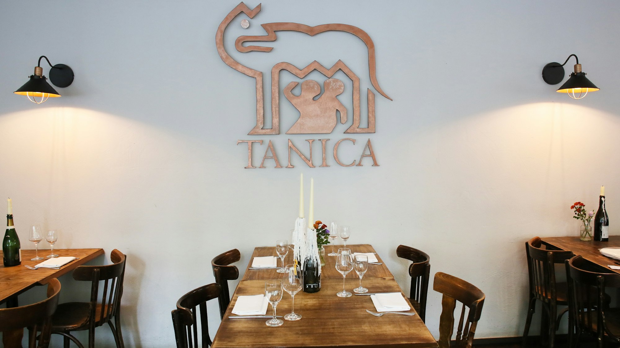 Das Tanica ist mit einladenden Holzmöbeln und Kerzen eingerichtet.