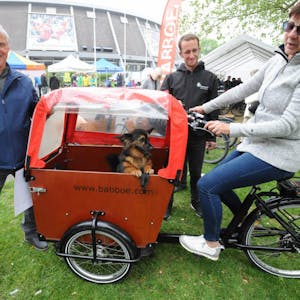 Snoopy testete das Hunde Lastenrad, Bernd und Jutta Petri ließen sich von Sascha Diesler informieren.