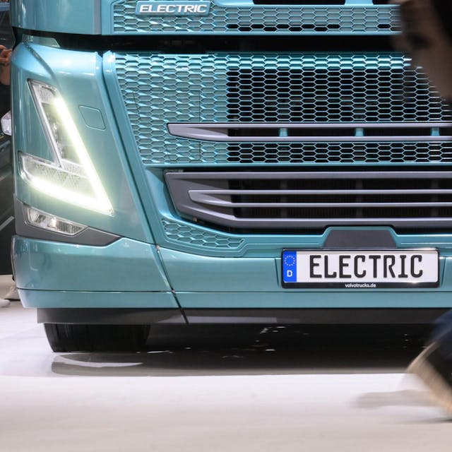 Auf einem Kennzeichen, des an einem Lkw angebracht wurde, steht Electric.