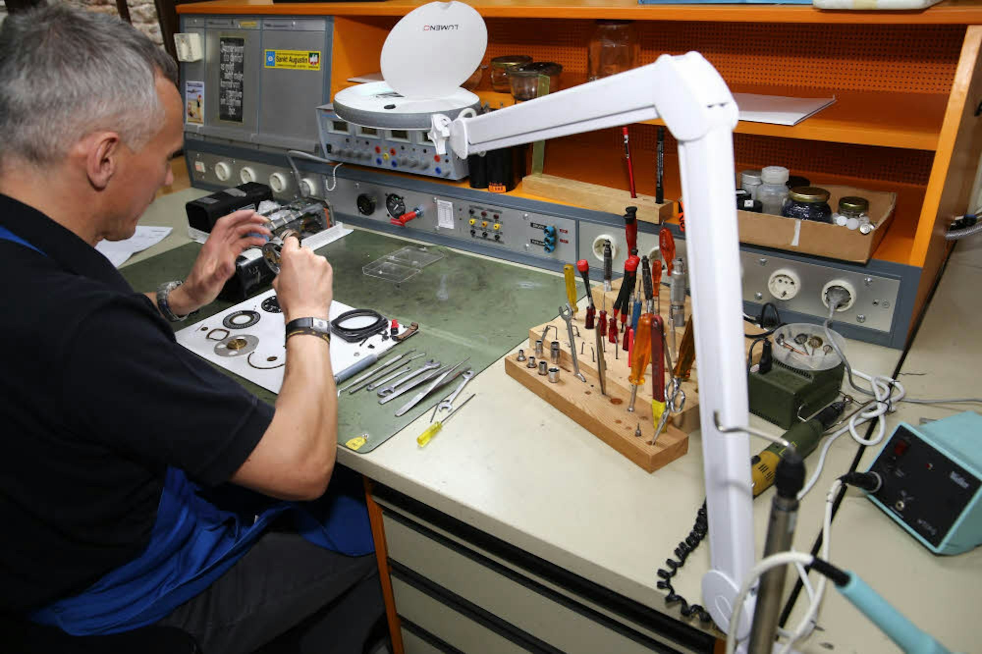 Konzentriert arbeitet Dietmar Maus an einem Höhenmesser, der in seine Einzelteile zerlegt werden musste.