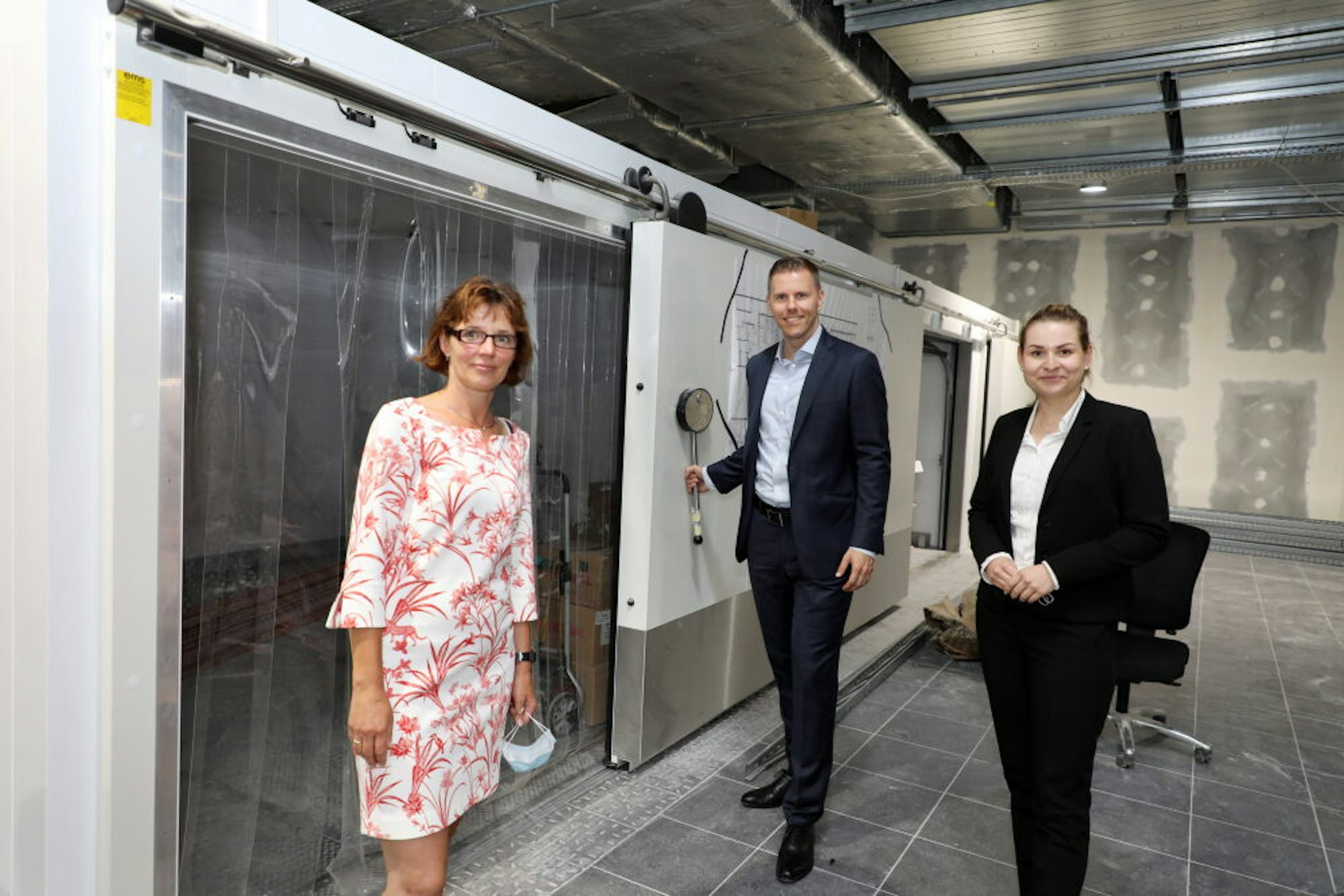 Die Kühlräume sind bereits eingebaut: Centermanagerin Bettina Wisniewski mit Ole-Christian Lewerenz und Lisa Schütte von Aldi Süd.