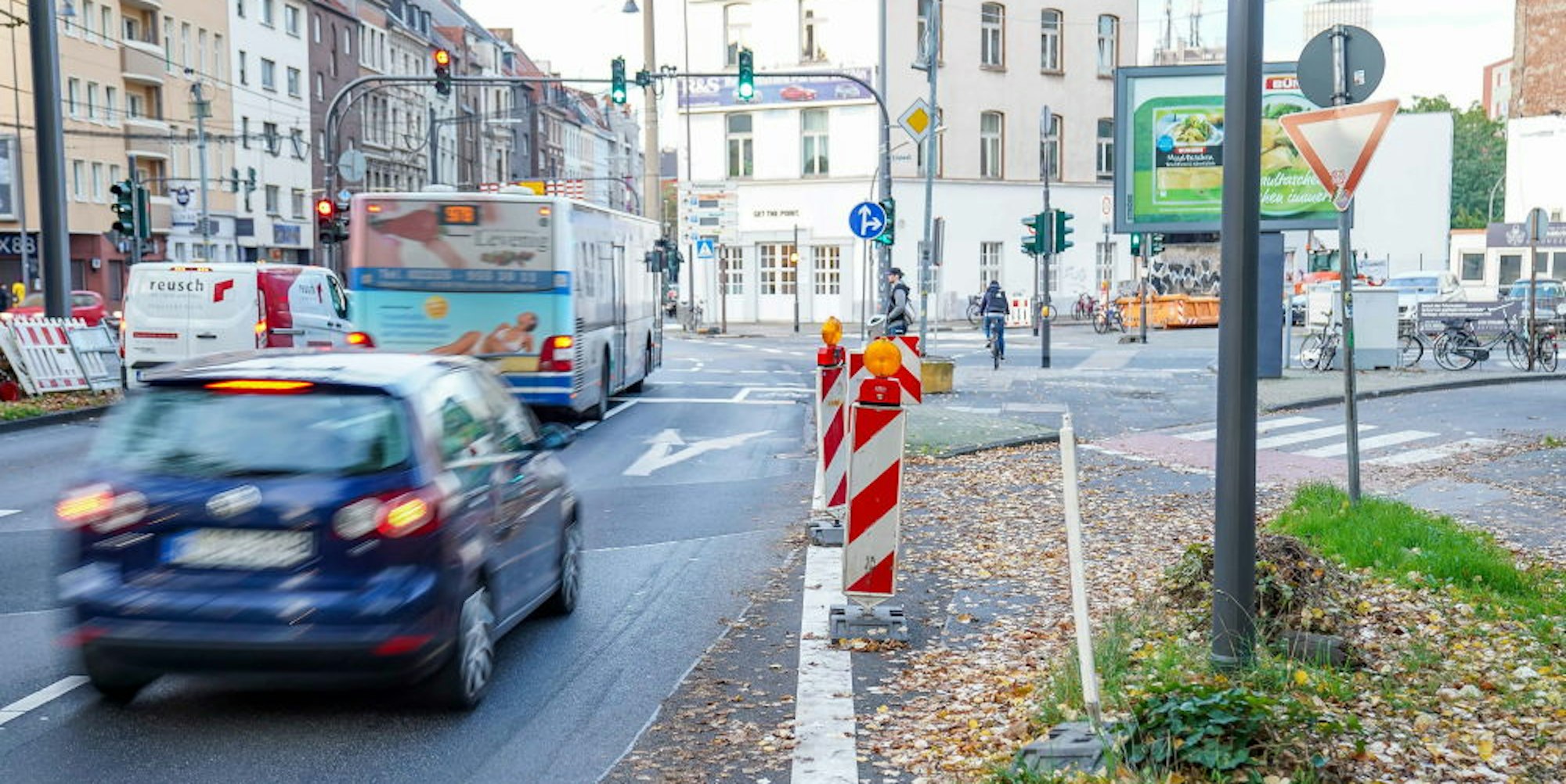 Kein Abbiegen mehr für Autos: An der Ecke Luxemburger Straße/Eifelwall ist der Rechtsabbieger gesperrt.