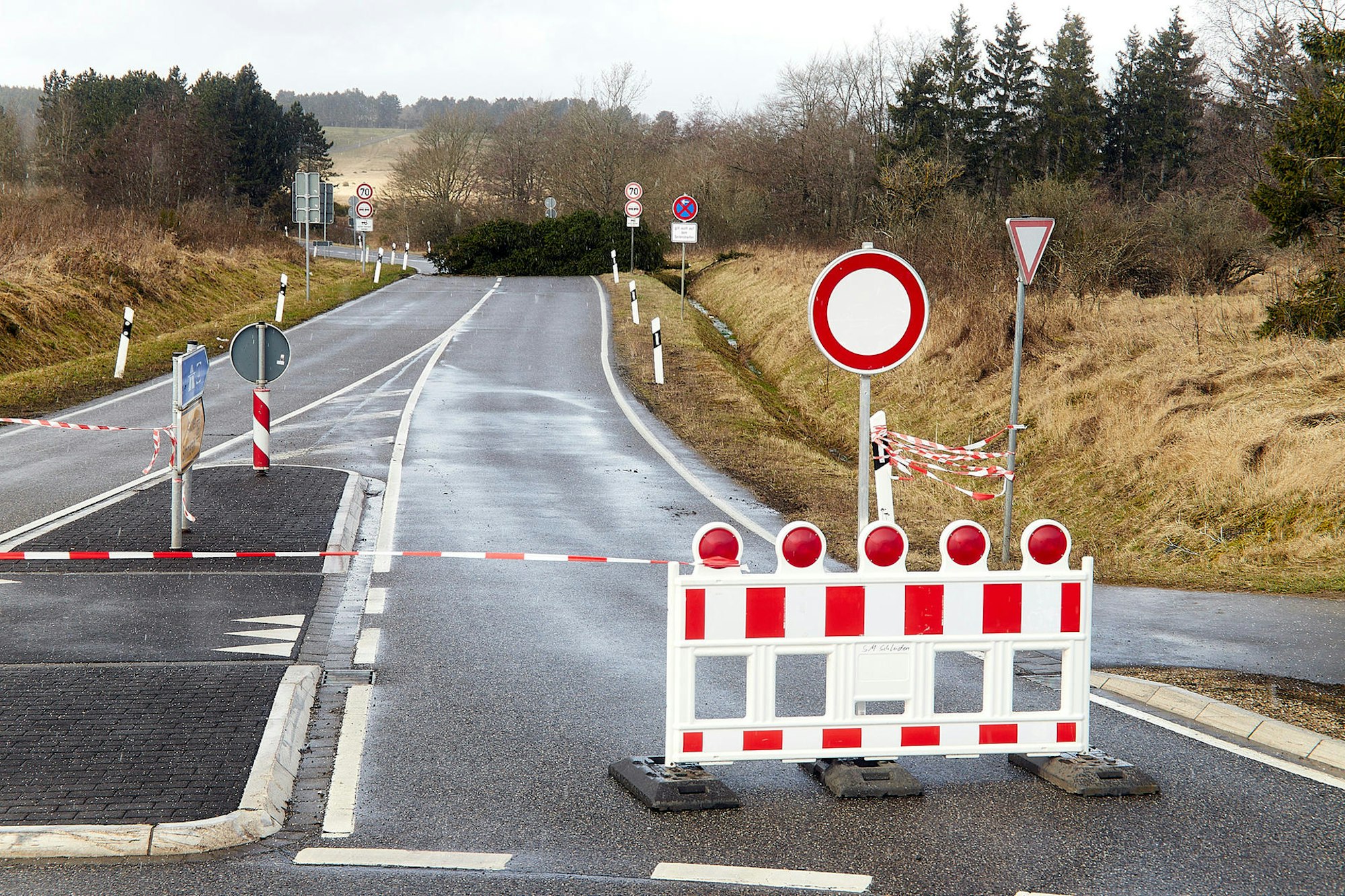 Gesperrt ist die Bundesstraße 266 zwischen Vogelsang und Einruhr. Räumungsarbeiten waren zu gefährlich.