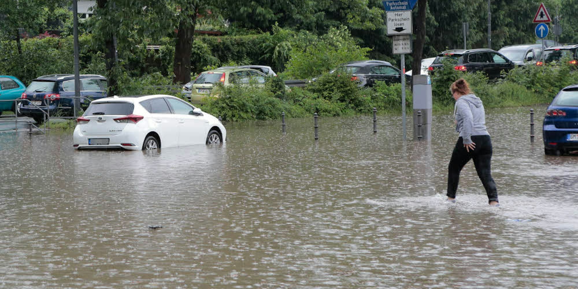 Der Parkplatz am Busbahnhof auf dem Surgères-Platz steht nach dem Unwetter unter Wasser.