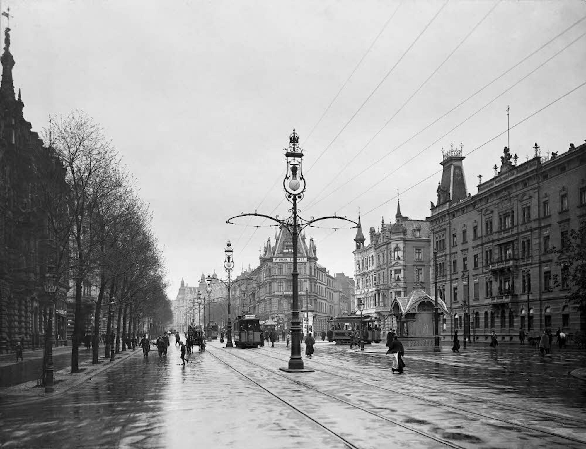 Der Hohenzollernring,Blickrichtung Süden, präsentiert sich um 1905 als Prachtboulevard.