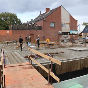 Die Bauarbeiten an der Hubert-Prott-Straße schreiten voran. Der Keller des Neubaus ist fast fertig.