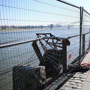 Bauzäune stehen dort, wo die Kaimauer des Rheinauhafens beschädigt wurde. Binnenschiffer dürfen hier derzeit nicht anlegen.