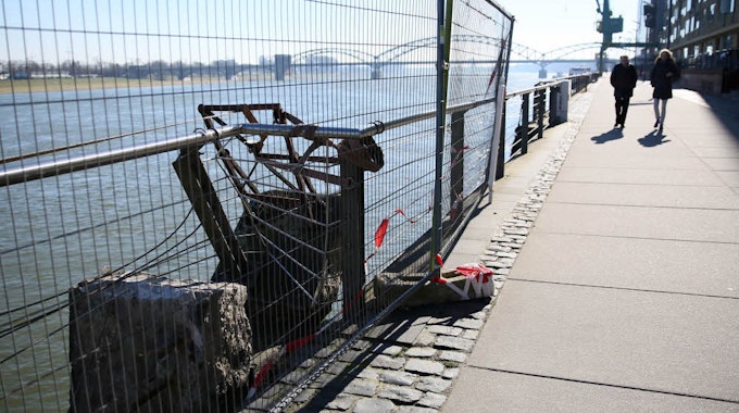 Bauzäune stehen dort, wo die Kaimauer des Rheinauhafens beschädigt wurde. Binnenschiffer dürfen hier derzeit nicht anlegen.