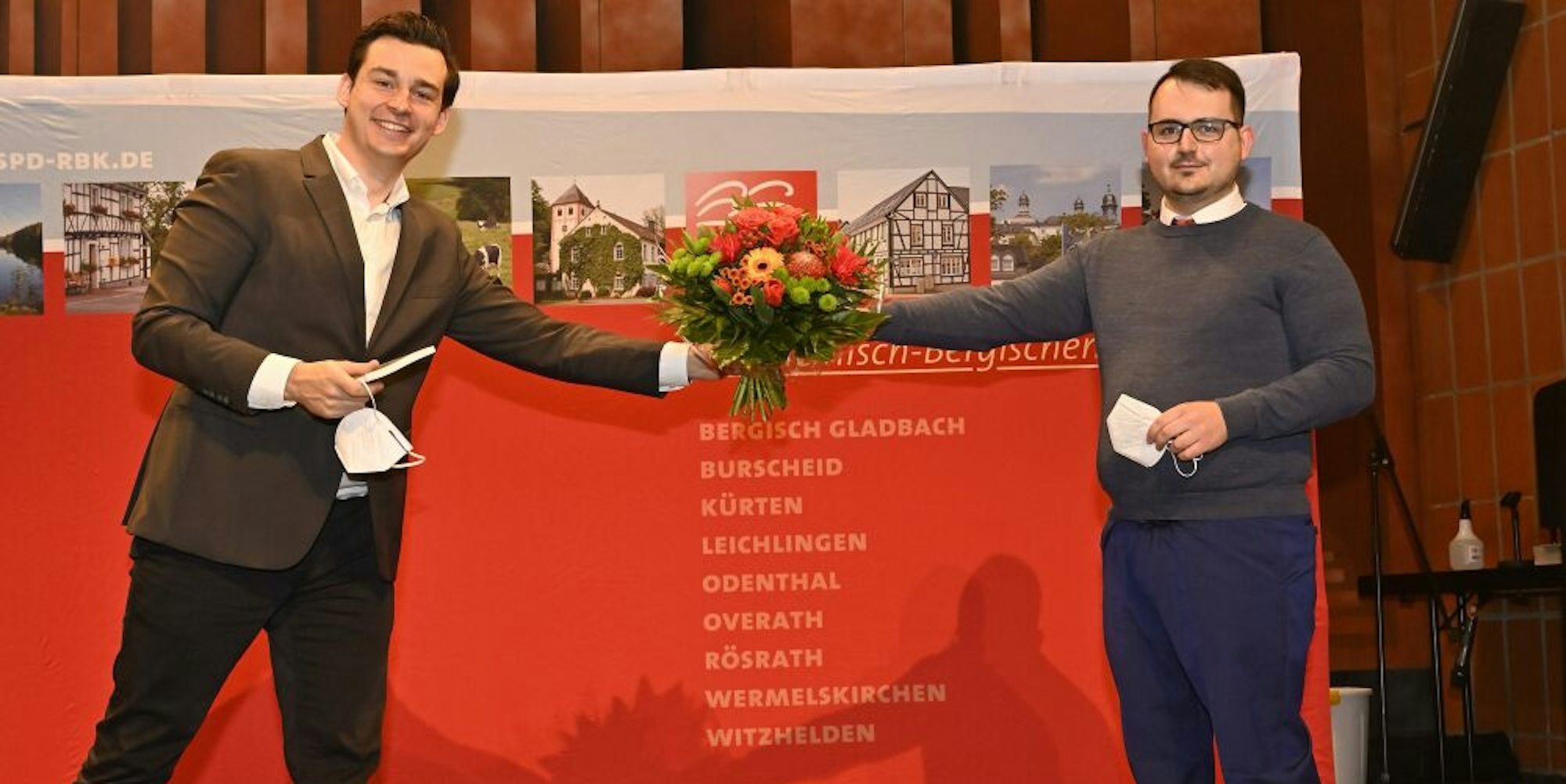 Dem frisch gekürten SPD-Bundestagskandidaten Kastriot Krasniqi (r.) gratuliert SPD-Kreisparteichef Marcel Kreutz. Danach ging’s gleich an die Arbeit für den Wahlkampf.