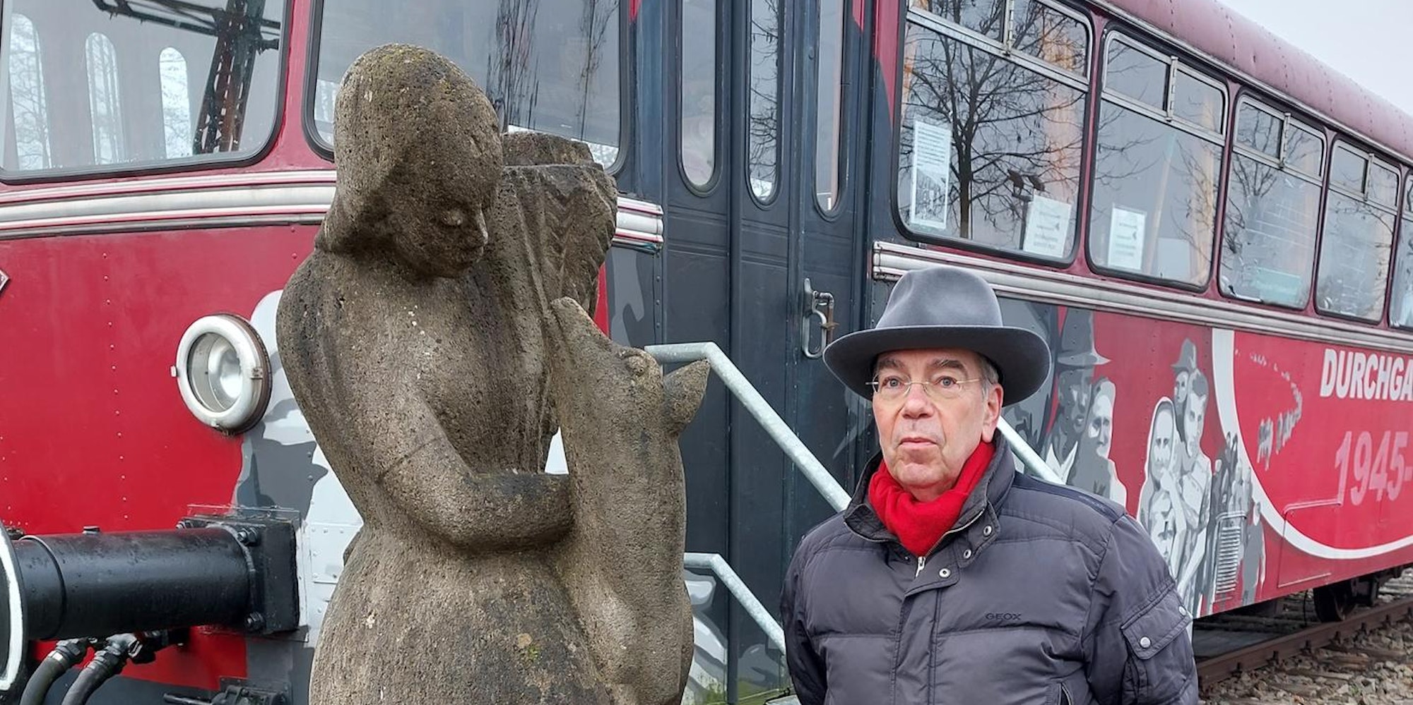Die Skulptur „Mädchen mit Reh“, die am Wipperfürther Schienenbus steht, gibt noch einige Rätsel auf, die Michael Wittschier mit Hilfe unserer Leser lösen will.