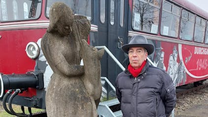 Die Skulptur „Mädchen mit Reh“, die am Wipperfürther Schienenbus steht, gibt noch einige Rätsel auf, die Michael Wittschier mit Hilfe unserer Leser lösen will.