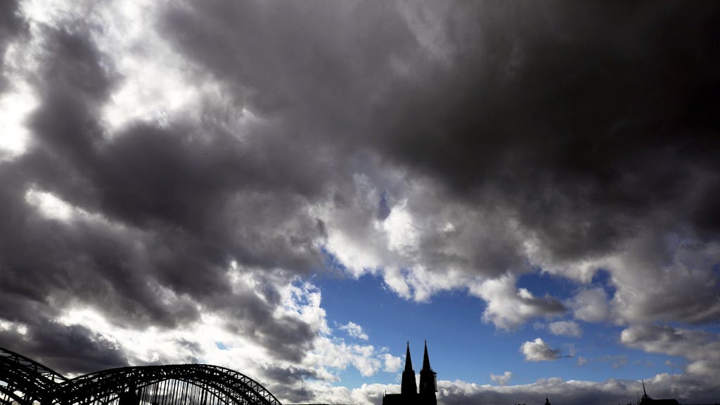 Dichte Wolken über dem Kölner Dom: Am Wochenende bleibt das Wetter unbeständig.