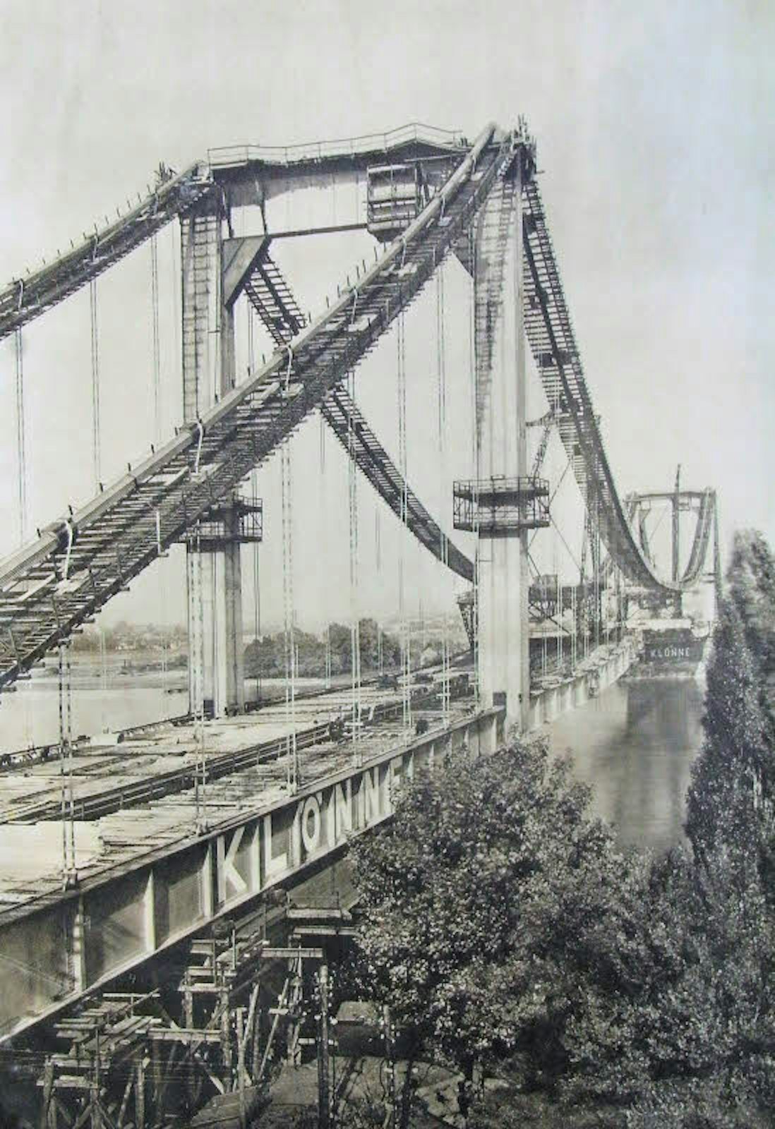 Die Rodenkirchener Brücke im Jahr 1941, kurz vor der Fertigstellung.