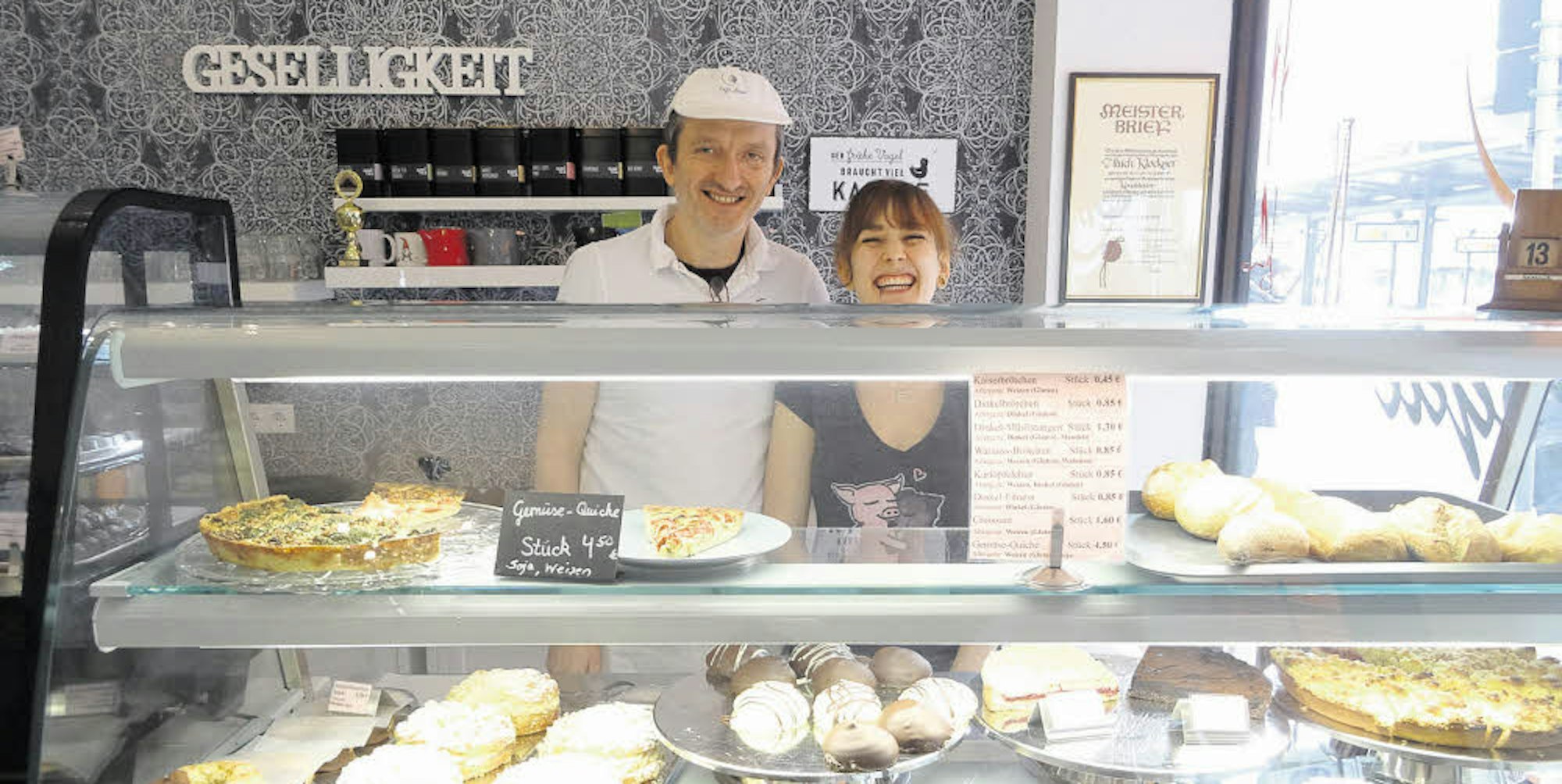 In seinem Café Loyal bietet Uli Klockner ausschließlich vegane Produkte an, im Service hilft Tochter Eileen.