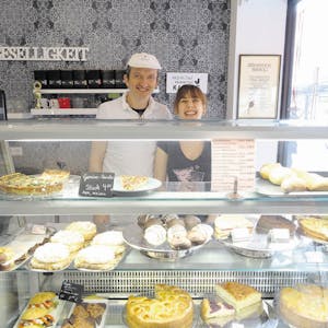In seinem Café Loyal bietet Uli Klockner ausschließlich vegane Produkte an, im Service hilft Tochter Eileen.