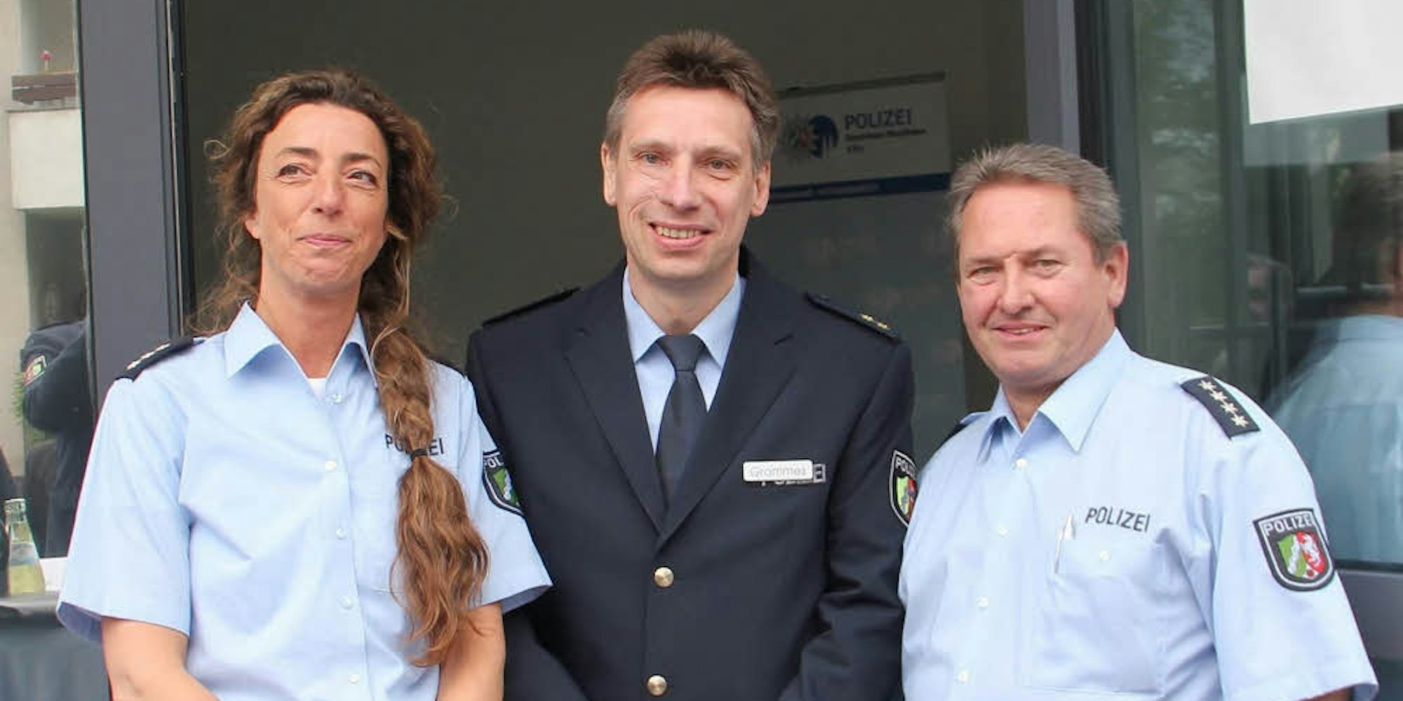 (v.l.) Sonja Geisler (Polizeihauptkommissarin), Markus Grommes (stellv. Leiter der Inspektion) und Volker Weiser (Polizeihauptkommissar) luden die Besucher zu einem Rundgang ein.