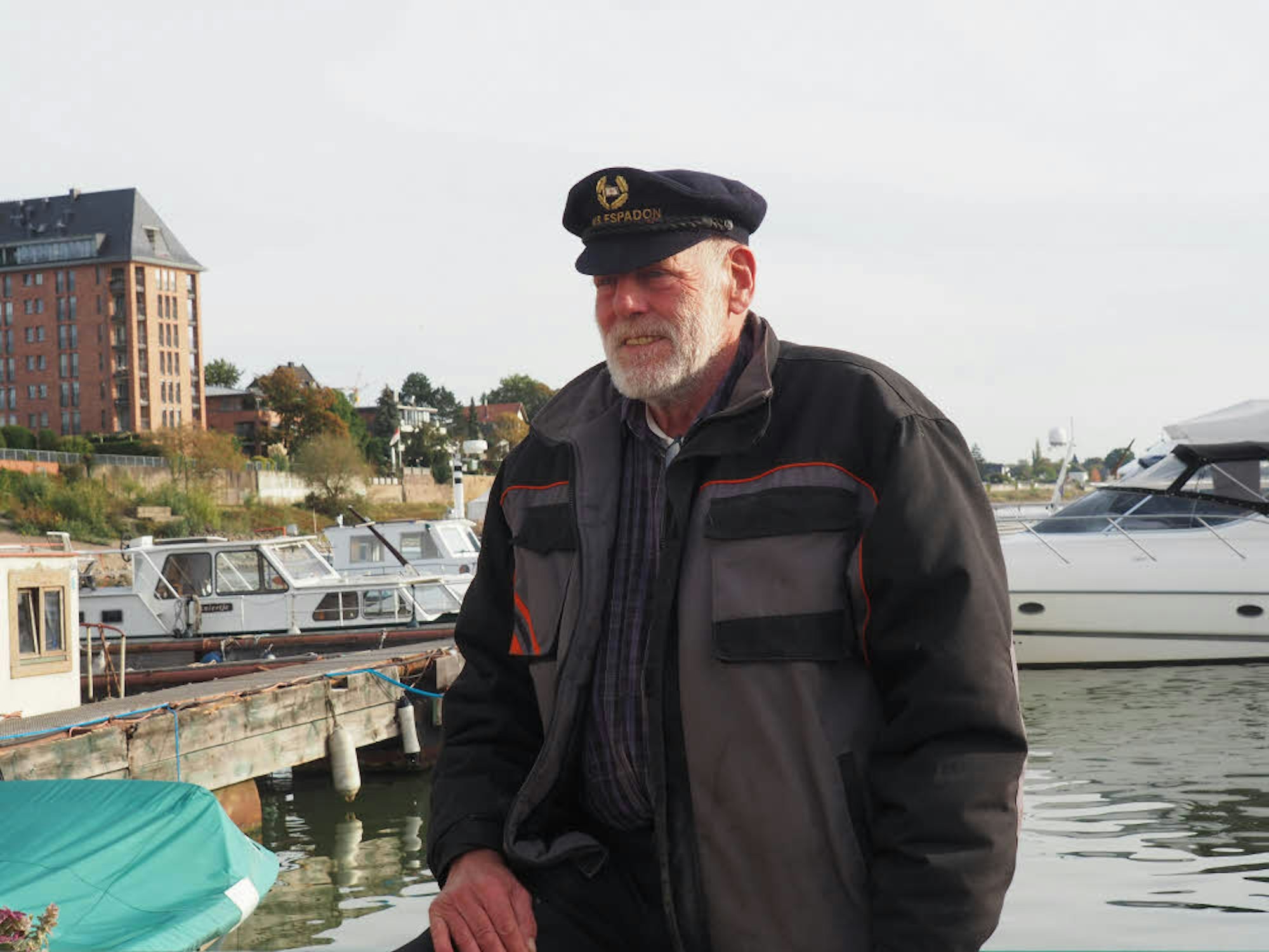 Theo Jankowski lebt seit Jahren in einem Hausboot. 