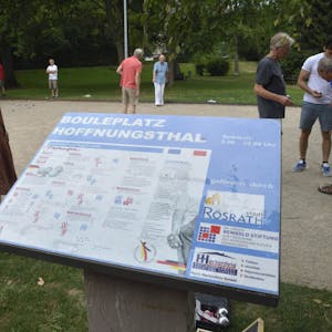 Wer einmal Boule ausprobieren will – am Platz in Hoffnungsthal gibt die Tafel auch Auskunft über die Regeln.
