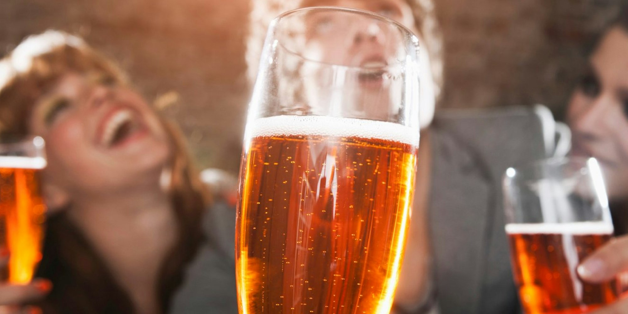 Genießen, statt hemmungslos trinken: Jugendliche sollten lernen, bei Alkohol das richtige Maß zu finden.