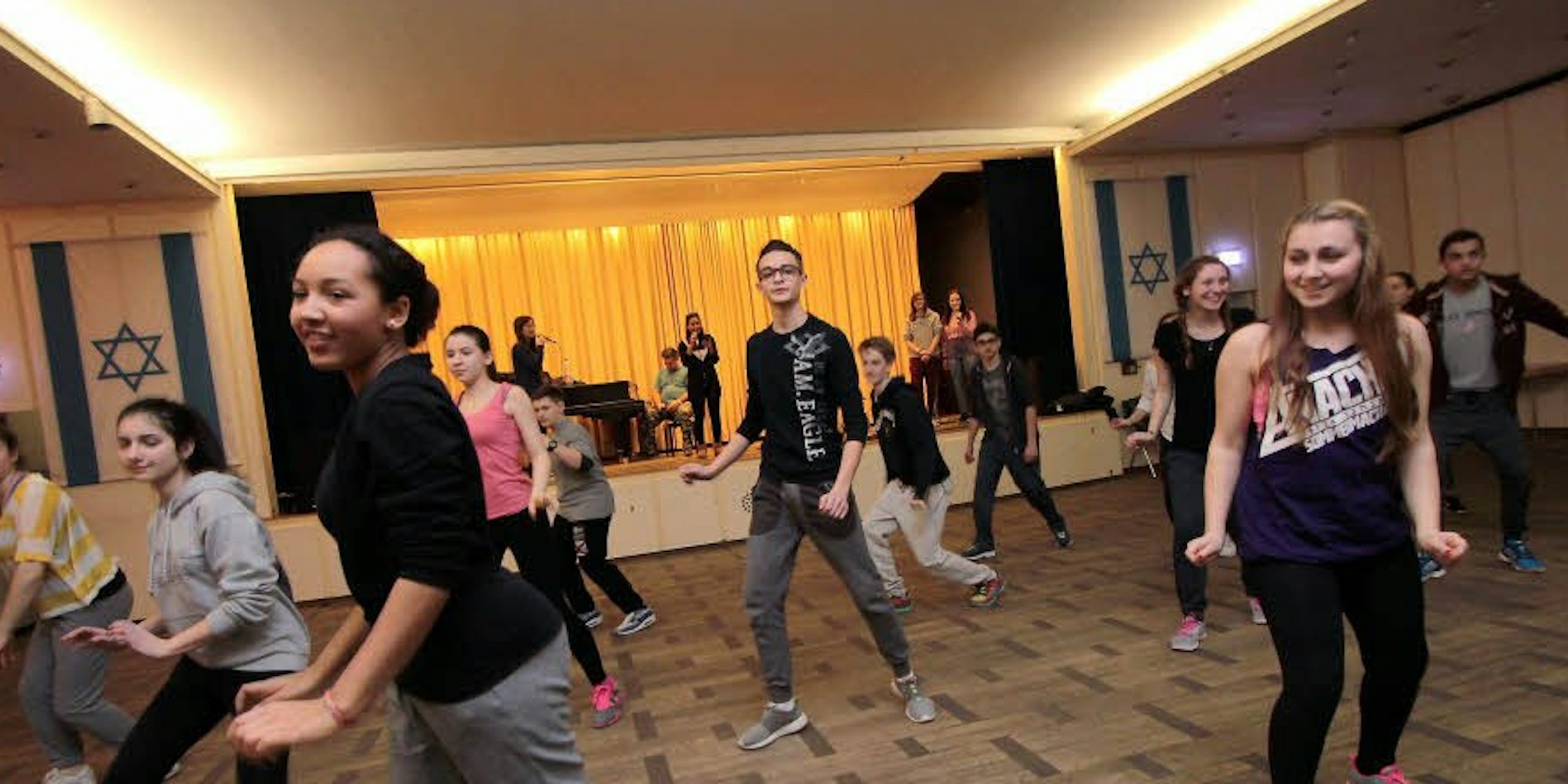Proben für den Sing- und Tanzwettbewerb in der Synagoge an der Roonstraße.