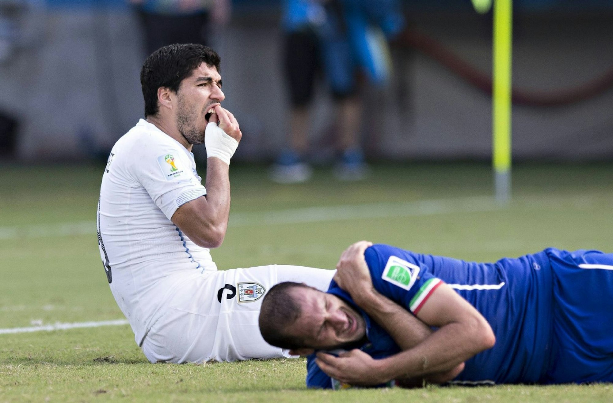 Luis Suarez (hinten) sorgte mit seinem Biss in die Schulter von Giorgio Chiellini für den größten Skandal bei der WM 2014.