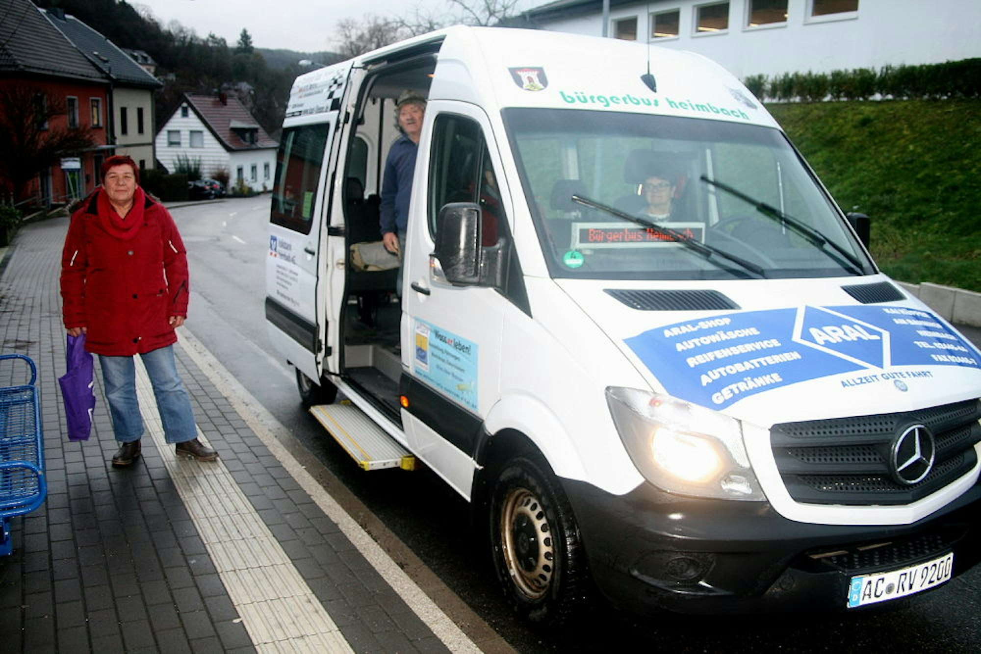 Ältere Menschen in den Dörfern rund um Heimbach schätzen das Bürgerbus-Angebot. Doch wie lange fährt der Bus noch?