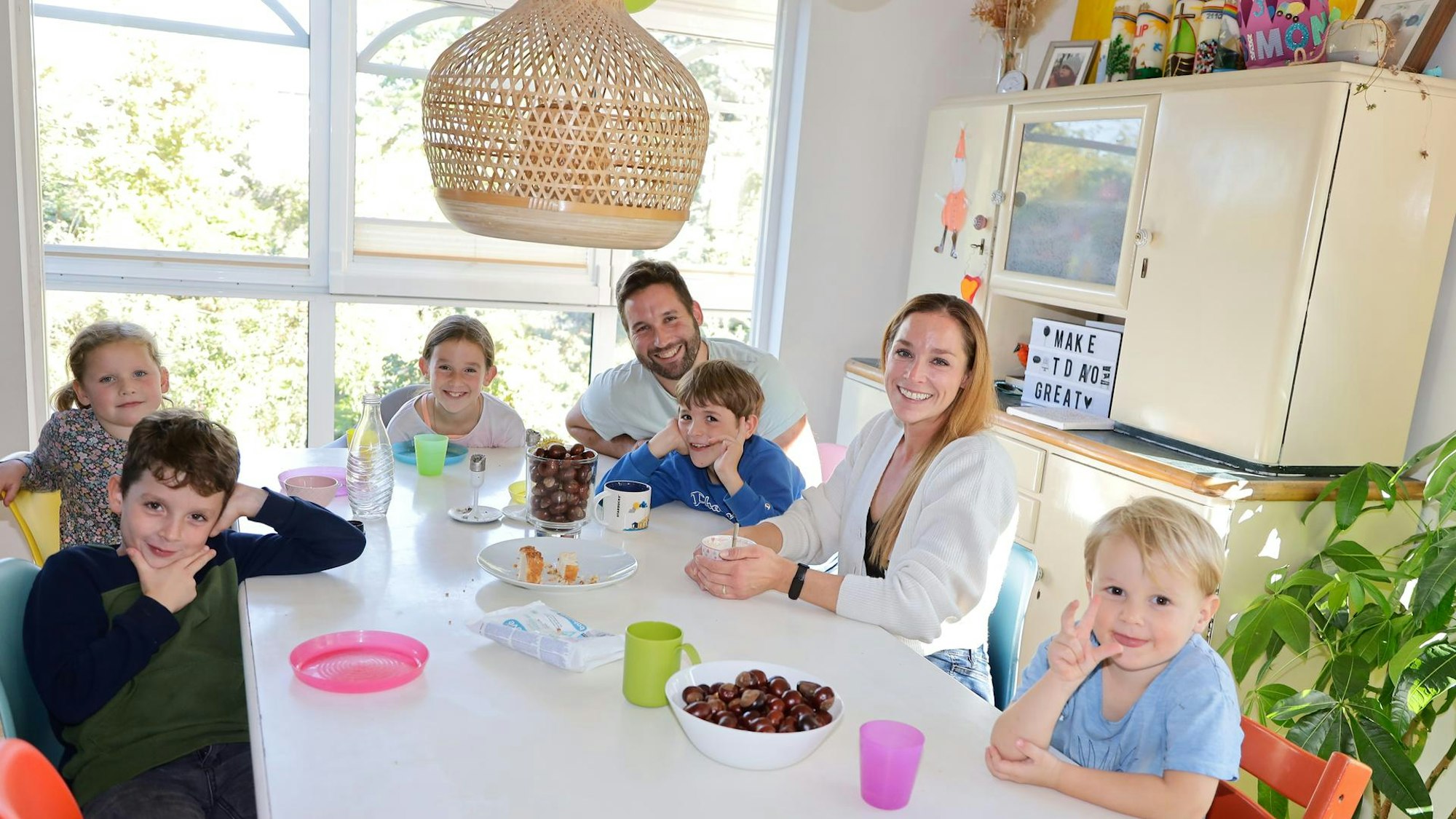Karolin Schacht mit ihrem Mann und den fünf Kindern am Küchentisch