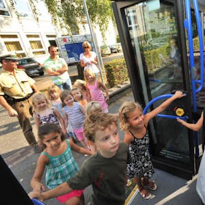 Ohne zu drängeln in den Bus einsteigen: Bis 2017 war die Polizei auch an der Schule Kirchstraße noch mit im Einsatz.
