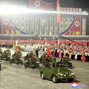 Nordkorea Nachtparade dpa