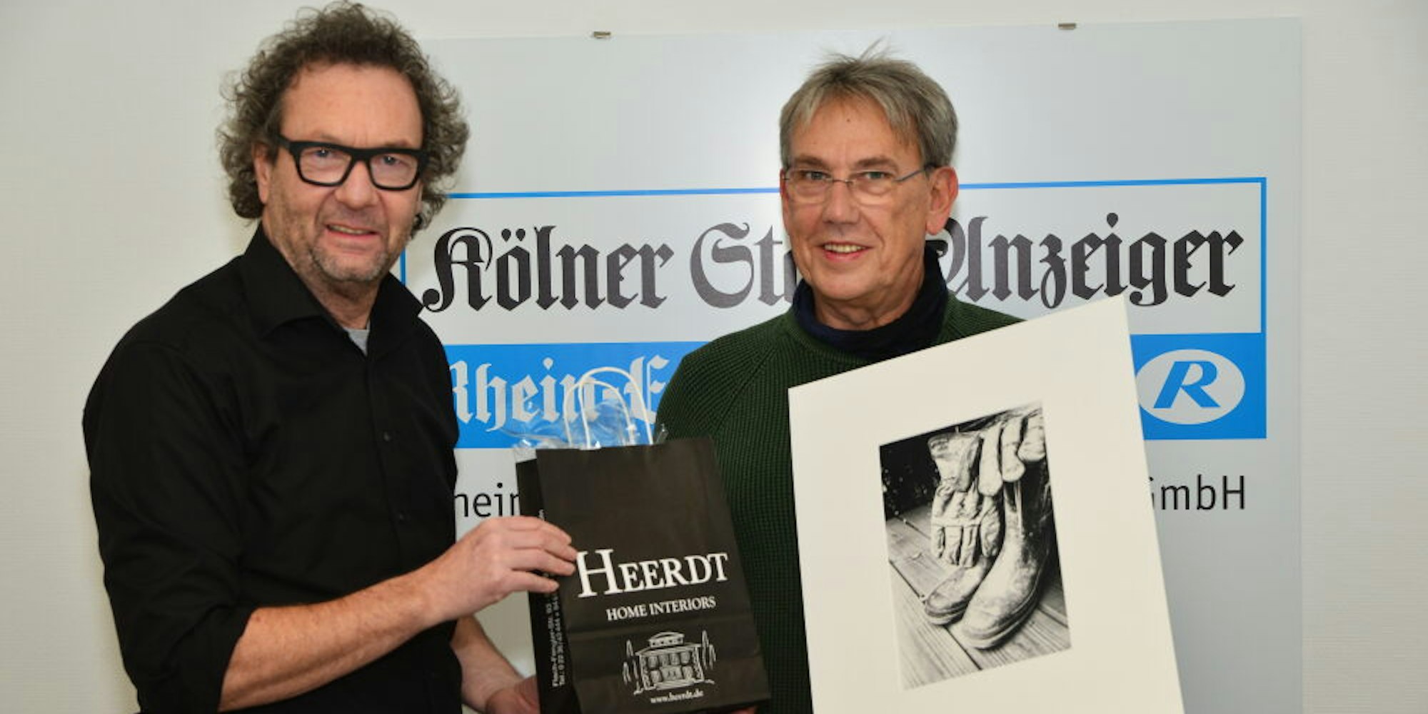 Der stellvertretende Redaktionsleiter Udo Beißel (l.) überreichte Willi Goertz den ersten Preis.