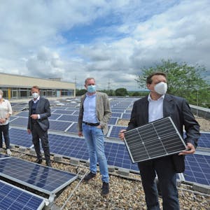 Der Strom kommt vom Dach: Gerd Weiss, Beate Buchholz, Uwe Richrath, Thomas Eimermacher, Andreas Pfeil (v.l.) präsentieren die Solaranlage.