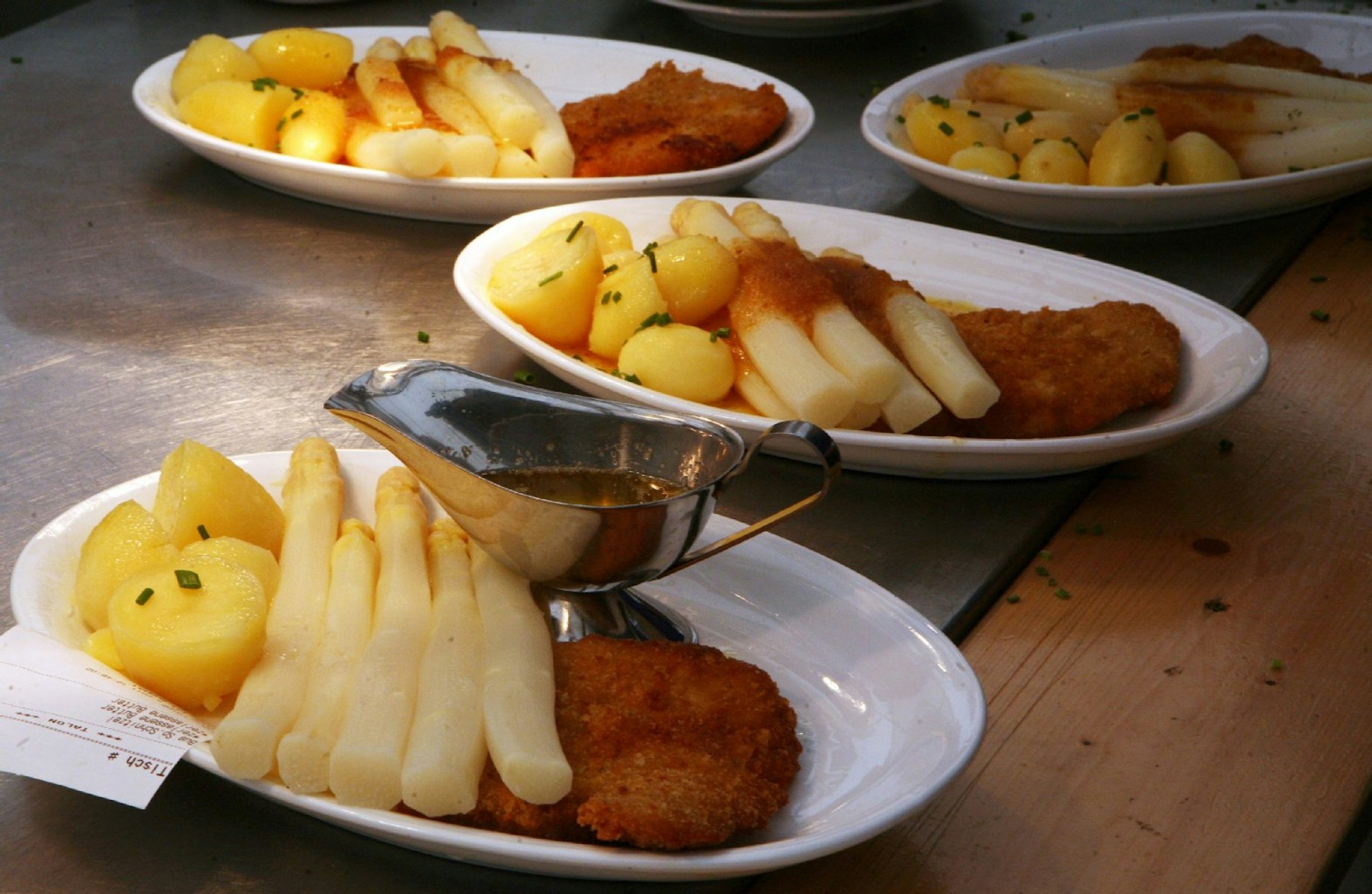 Zum Spargel passen Schnitzel, Kartoffeln und zerlassene Butter.