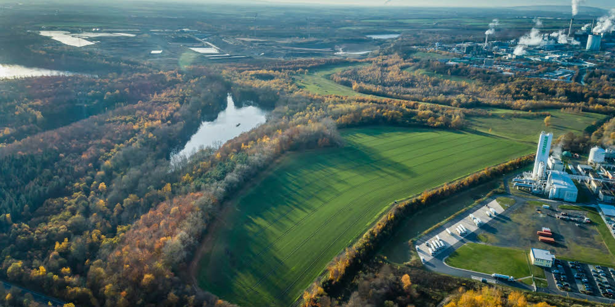 Chemiebetriebe statt Ackerfläche: Der Chemiepark will in Richtung Nordfeldweiher wachsen.