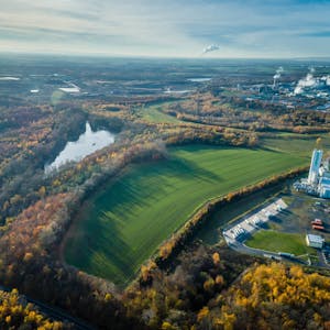 Chemiebetriebe statt Ackerfläche: Der Chemiepark will in Richtung Nordfeldweiher wachsen.