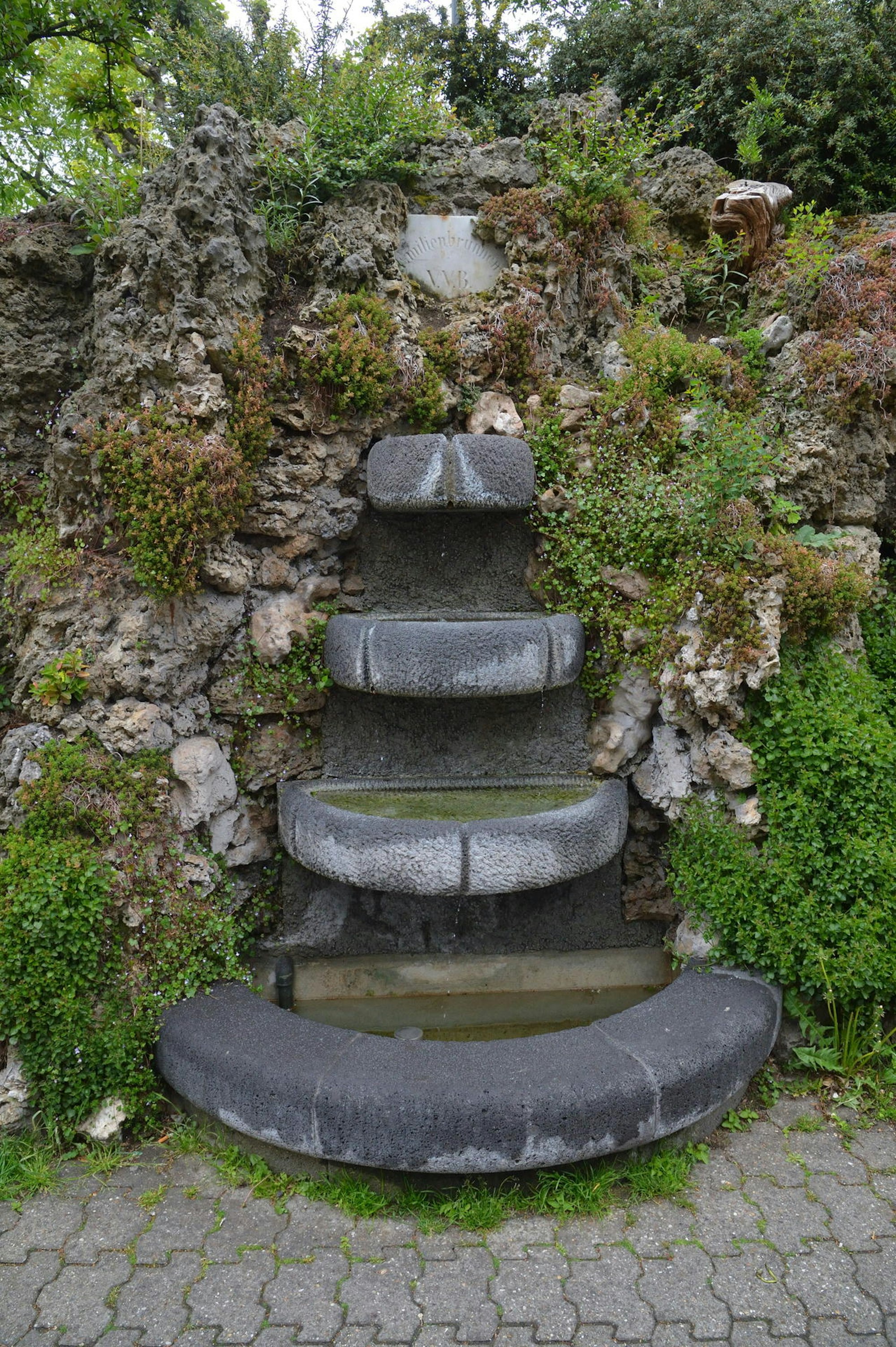 Zur Erinnerung an Emilie Schmitz wurde der Brunnen errichtet.