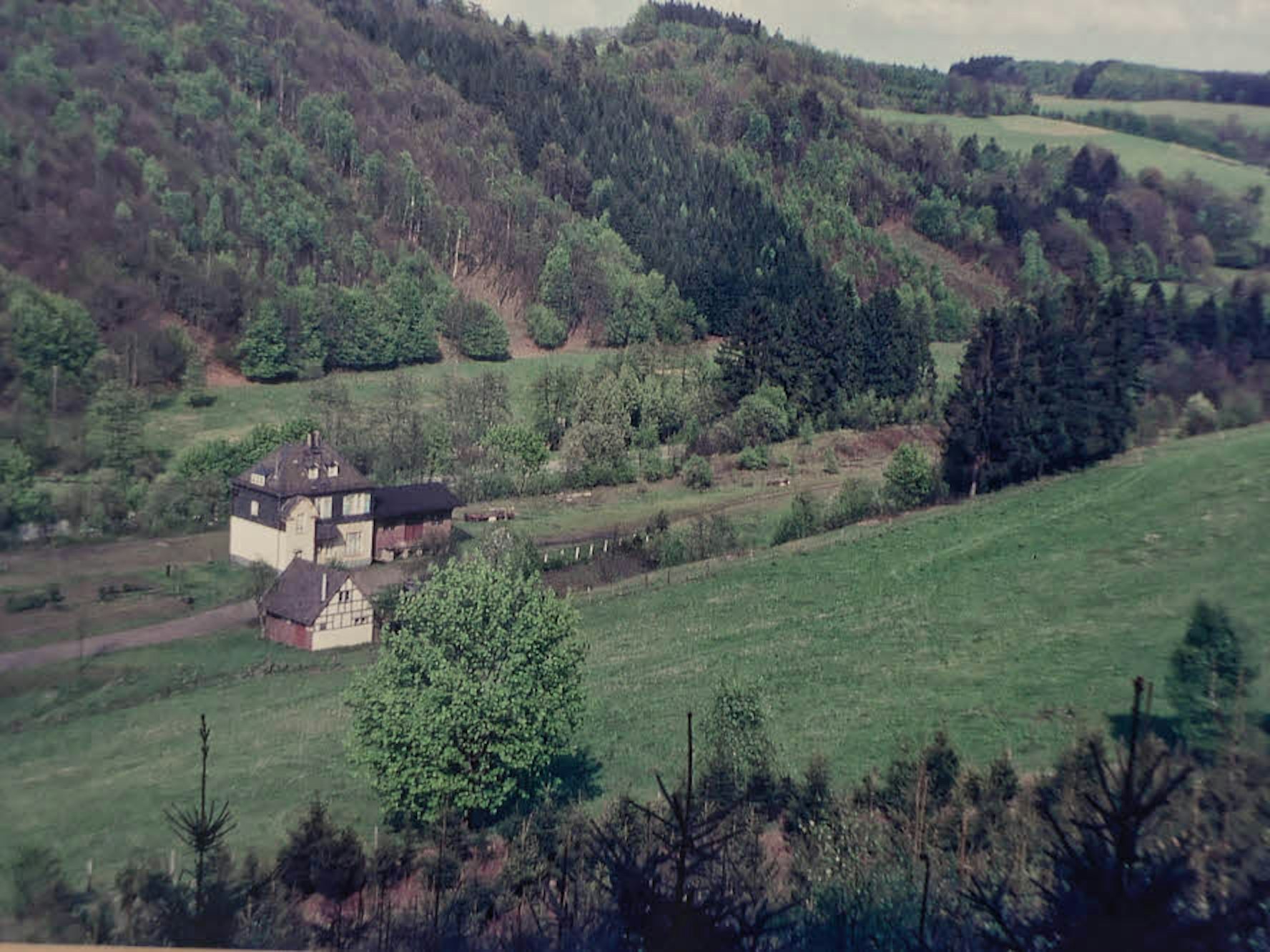 Am 4. Mai 1968 gab es den Bahnhof Auchel noch, Rüdiger Bornemann hat das Foto vor exakt 46 Jahren selbst geschossen. Nach dem Abriss wurde das Tal geflutet, heute kommt von dort sauberes Trinkwasser.