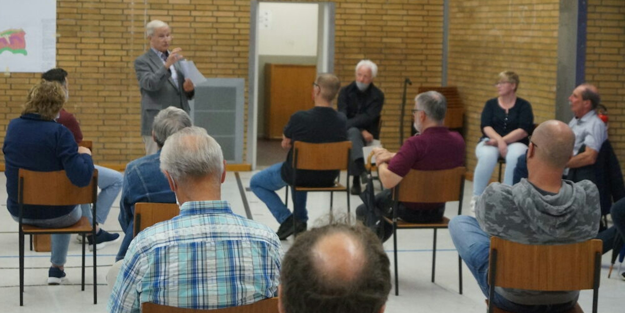 Beim Stadtteilforum diskutierten die Bürger von Neu-Bottenbroich mit Ortsvorsteher Hermann-Josef Klingele (l.) über das ehemalige Tagebau-Gelände und andere Entwicklungen in ihrem Ort.