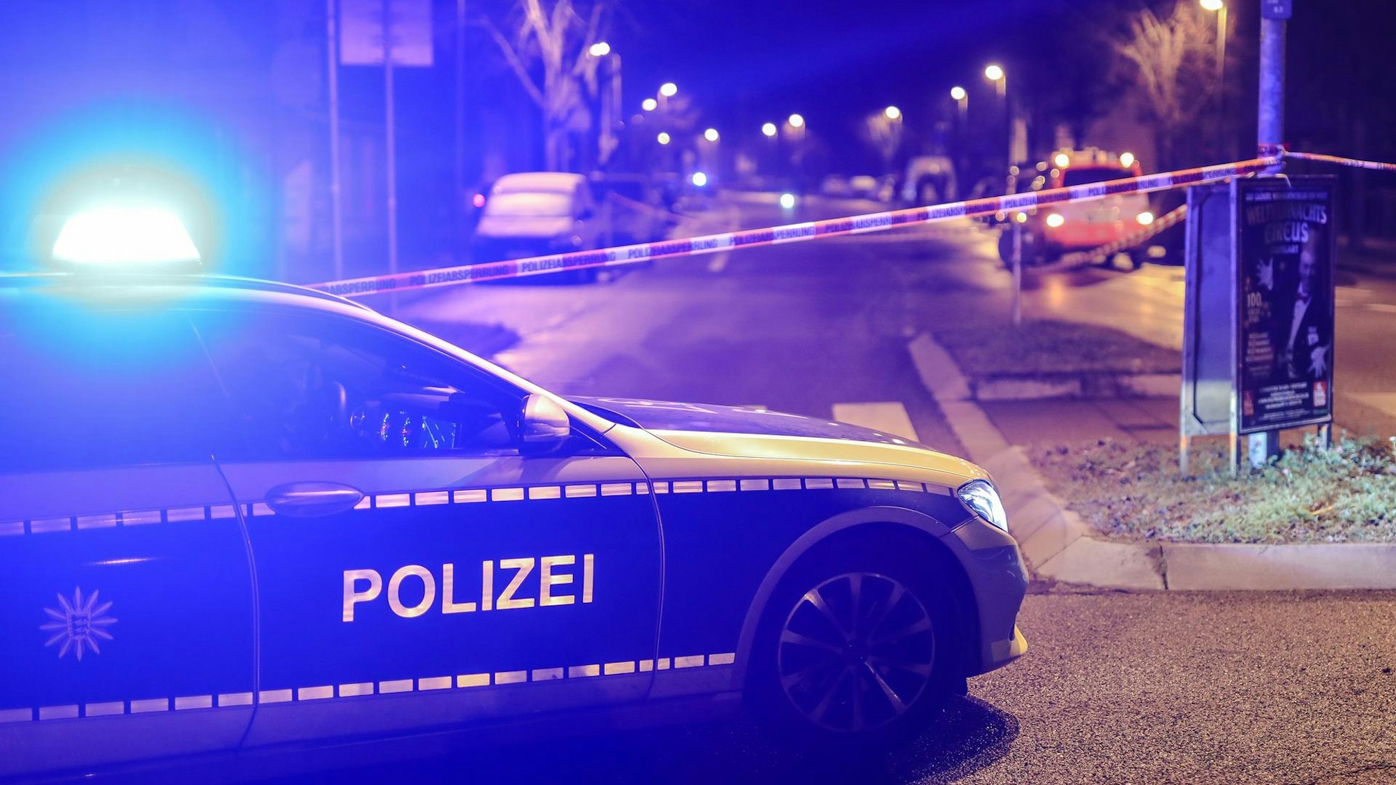 Ein Einsatzwagen der Polizei mit eingeschaltetem Blaulicht.Die Polizei sucht in Bielefeld nach einem unbekannten Täter, der einen 21-jährigen Mann gegen einen Zug geschubst haben soll.