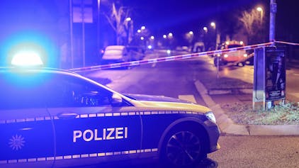 Ein Einsatzwagen der Polizei mit eingeschaltetem Blaulicht.&nbsp;Die Polizei sucht in Bielefeld nach einem unbekannten Täter, der einen 21-jährigen Mann gegen einen Zug geschubst haben soll.