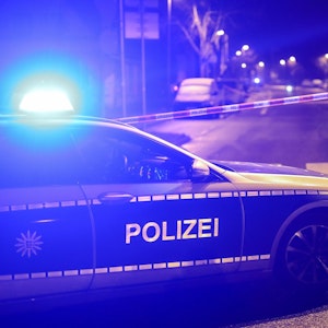 Ein Einsatzwagen der Polizei mit eingeschaltetem Blaulicht. Die Polizei sucht in Bielefeld nach einem unbekannten Täter, der einen 21-jährigen Mann gegen einen Zug geschubst haben soll.