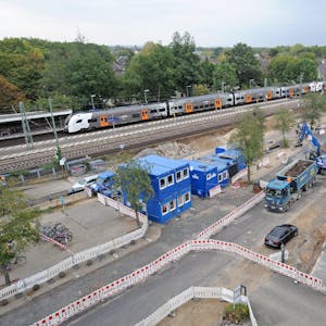 So sieht die RRX-Baustelle in Wiesdorf an der Bahnstrecke derzeit aus. Es wird kräftig gebuddelt. In den Herbstferien bedeutet das wieder: Die S-Bahn 6 fällt aus.