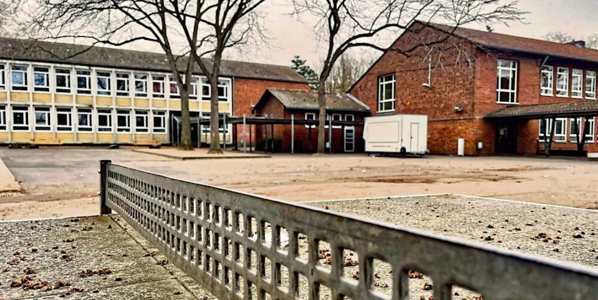 Die alten Gebäude der Frechener Realschule lassen sich kaum mehr sanieren. Deswegen soll ein Neubau errichtet werden.